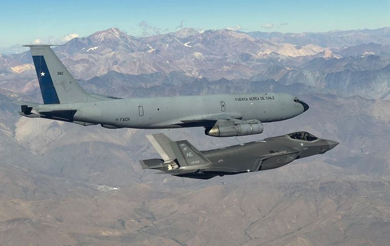 The maneuver was carried out on April 4 in international airspace, as the fifth-generation fighters were en route to Santiago to participate in FIDAE 2026