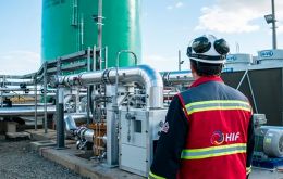 HIF Global's project envisions the production of approximately 880,000 metric tons per year of synthetic fuels from green hydrogen about three kilometers from the Argentine shore at Col&oacute;n