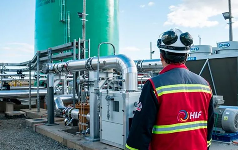 HIF Global's project envisions the production of approximately 880,000 metric tons per year of synthetic fuels from green hydrogen about three kilometers from the Argentine shore at Col&oacute;n