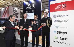 Chilean Defense Minister Fernando Barros inaugurates the United Kingdom&rsquo;s pavilion alongside Ambassador David Concar, RAF&rsquo;s Mark Jackson, and Navy Captain Jason White