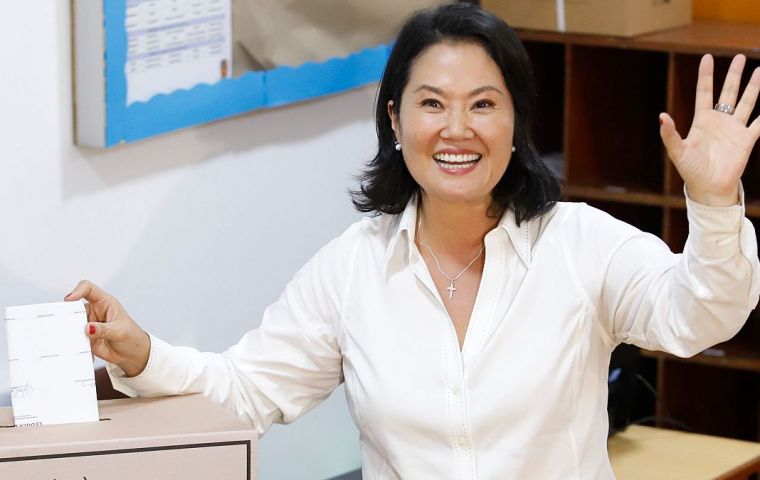 The quick count, based on 95.7% of the vote tallies, revealed an even closer race: Fujimori with 17.1% and a three-way tie between S&aacute;nchez (12.4%), L&oacute;pez Aliaga (11.3%), and Nieto (10.7%)