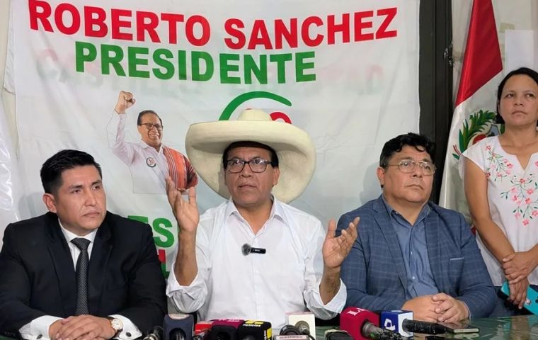 Because it's the popular movement and the highland areas, it has to be fraud. Show the evidence. No vote is worth more than another, Mr. López Aliaga, Sánchez said