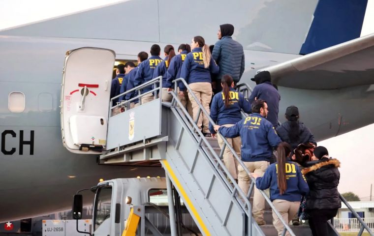 The operation is not unprecedented in Chile. Under the government of Gabriel Boric (2022-2026), more than 20 deportation flights were carried out and roughly 4,500 people were expelled