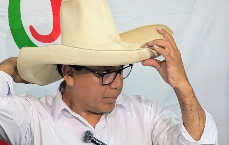 S&aacute;nchez presented his candidacy as the voice of the popular, communal, Andean and Amazonian movement and is proposing a new Constitution for the country