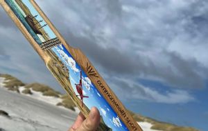 One side features a vivid scene of Falklands&rsquo; flora and fauna, including black-browed albatross and penguins