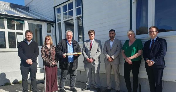 Falklands, King’s Baton Relay depicts multicultural handshake and marvelous wildlife
