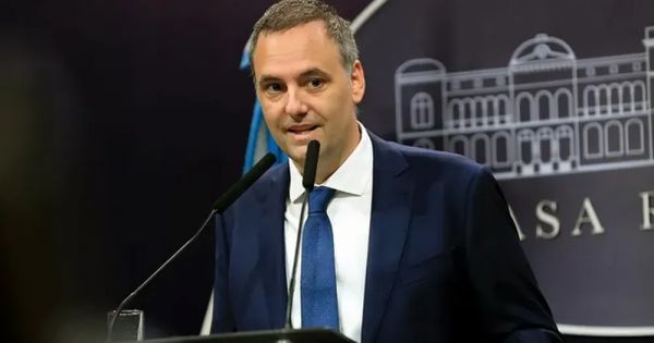 Argentine Cabinet Chief to face Congress over personal wealth allegations and economic concerns