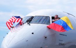 The first American Airlines flight took off from Maiquet&iacute;a airport bound for Miami, completing the journey in just over three hours