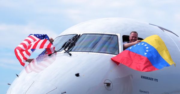 Caracas and Washington launch direct flights after seven years and sign two oil deals
