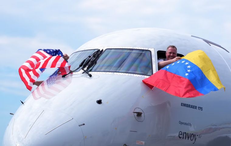The first American Airlines flight took off from Maiquet&iacute;a airport bound for Miami, completing the journey in just over three hours