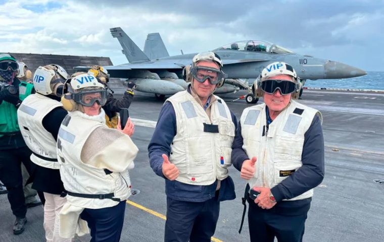 The entry of the US military aircraft into Carrasco that carried the President airport triggered immediate criticism from the opposition