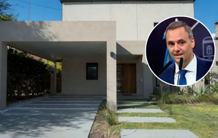 From Oct 2024 to Jul 2025, the contractor renovated a 400sqm lot, adding a waterfall pool, BBQ, kitchen, electrical, exterior works, floors, walls, and windows