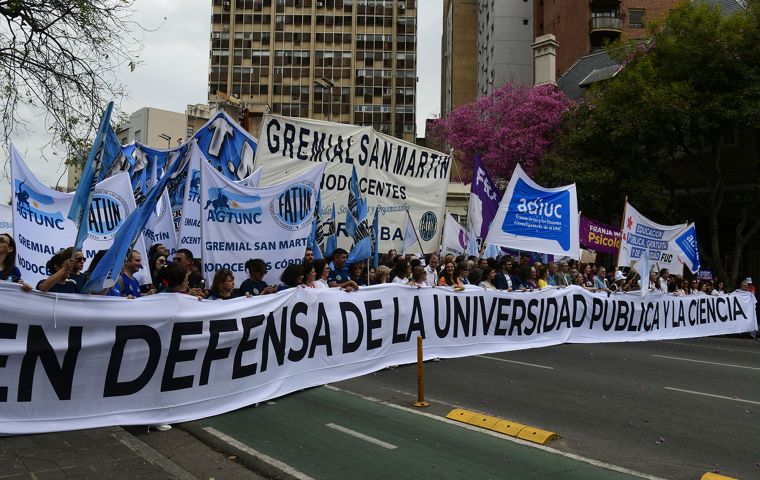 The National Interuniversity Council estimates that transfers to national universities fell by 45.6% in real terms between 2023 and 2026, while sector salaries rose 158% against accumulated inflation