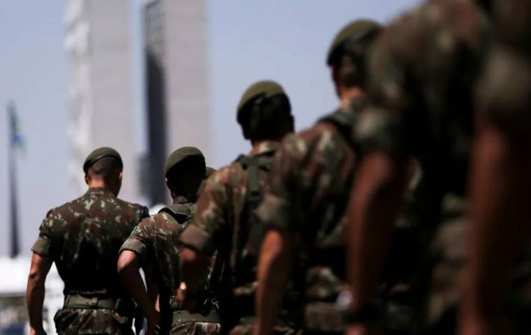 The most striking data point in the region corresponds to Uruguay, which moved to a military budget of USD 577.2 million in 2025, an increase of nearly 80% in five years. 