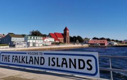 The Falklands have 3,662 inhabitants and a per capita income higher than that of the United Kingdom
