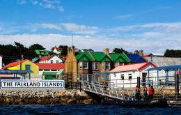 The Falklands have 3,662 inhabitants and a per capita income higher than that of the United Kingdom