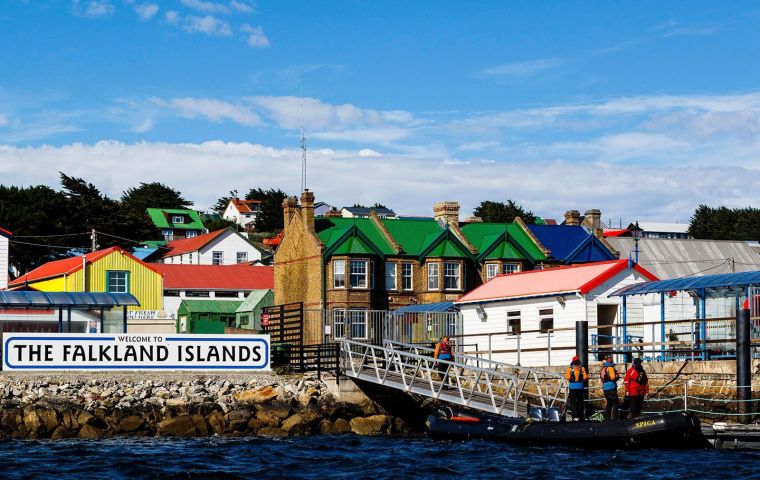 The Falklands have 3,662 inhabitants and a per capita income higher than that of the United Kingdom