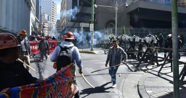 Bolivia: Ten thousand Evo Morales supporters descend on La Paz as government warns of armed groups