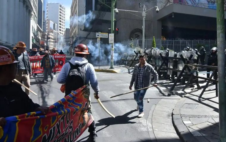 The march, described by its organizers as a pro-Evo and coca-grower mobilization, is made up of peasant, indigenous, and labor sectors