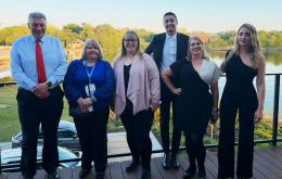 D. Joshua and Pam&eacute; D&rsquo;Avino from Sulivans Shipping Services, Louise Ellis and Jane Clarke from FIDC, Richard Morrison and Rachael Crowie from Penguin Travel, and Steph Middleton from the FITB<br />
