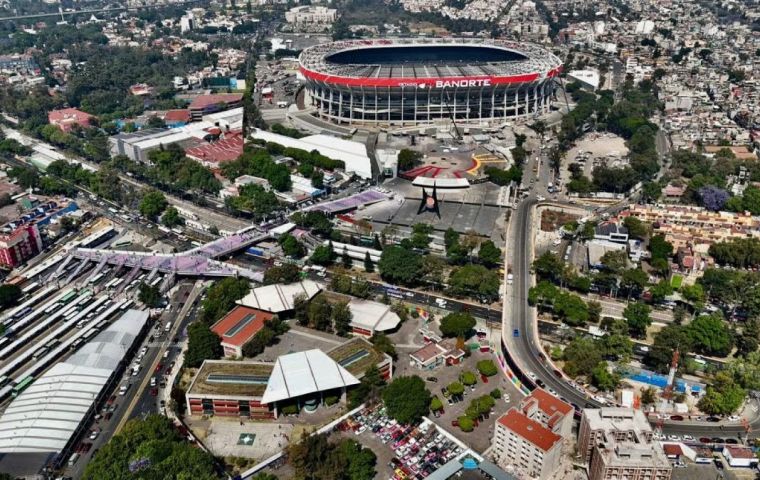 In all three cities, the main hosts are companies linked to the real estate sector and urban developers, rather than individuals