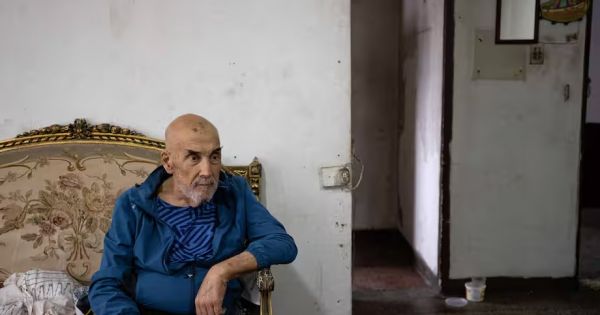 Uruguayan released in Venezuela slept in his building's hallway after finding home taken by his captor