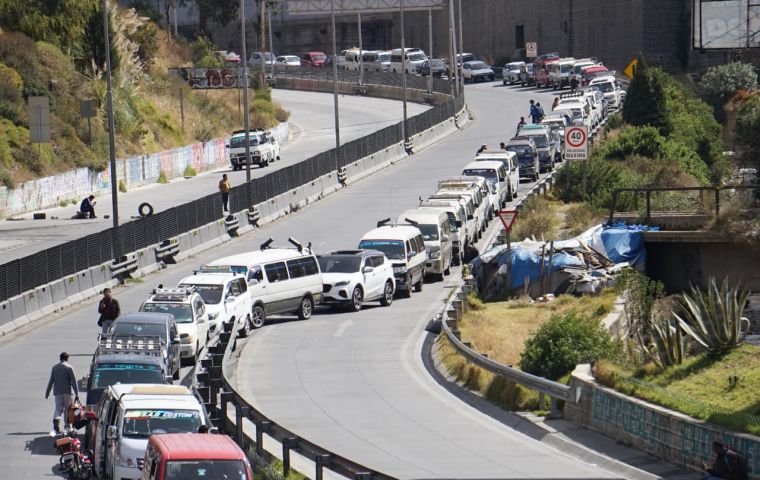 Drivers continue to line up for fuel. Photo: Francisco RIVEROS / @APGNoticiasBo