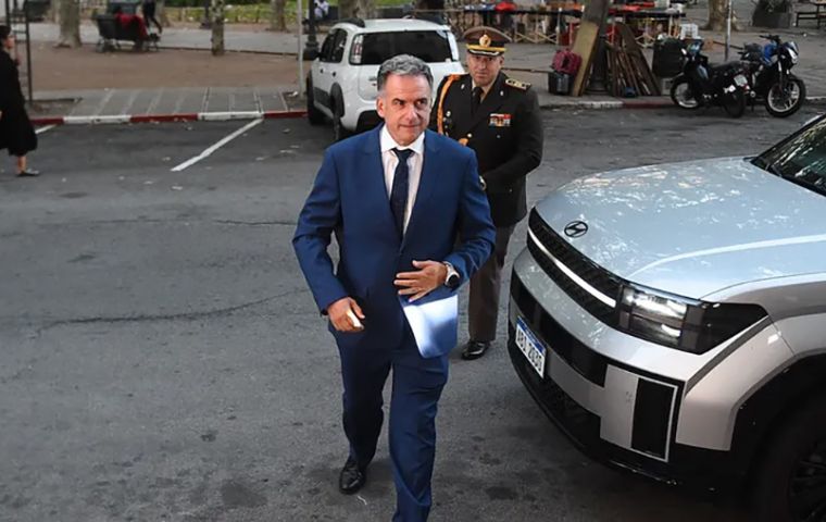 Presidency says the Renault Stepway was a personal donation from CarOne to Orsi, raffled for the Frente Amplio; with no winner, the car stayed with him.