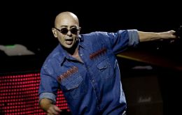 Born in Paran&aacute; in 1949, Solari built his career from La Plata, where, alongside guitarist Skay Beilinson and producer Carmen Negra Poli Castro, he led the Redonditos de Ricota