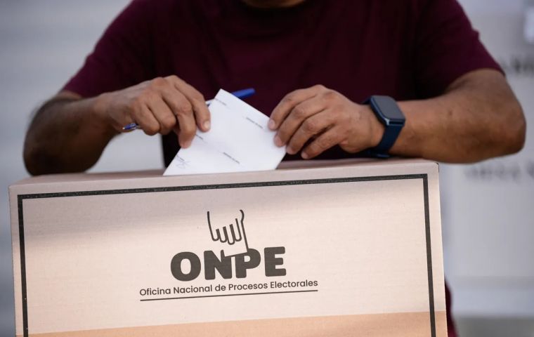 The mission nonetheless noted delays of up to an hour in the opening of polling tables in Lima, mainly due to the absence of their members