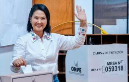 Fujimori reappeared at the door of her home to ask S&aacute;nchez to keep his commitment to respect the final result