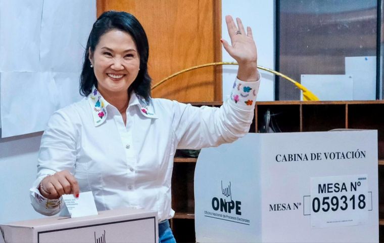 Fujimori reappeared at the door of her home to ask S&aacute;nchez to keep his commitment to respect the final result