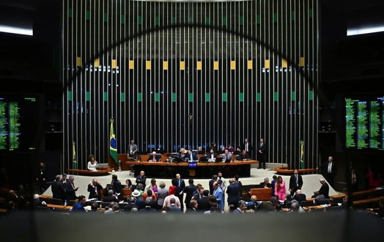 The initiative resurfaces in an election year, with general elections in October. President Luiz In&aacute;cio Lula da Silva opposes the measure, while the right is championing it
