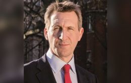 Secretary Jarvis graduated from Aberystwyth University in International Politics and Strategic Studies before attending the Royal Military Academy Sandhurst.