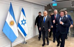 Hernández says Milei is supporting with $350,000 a project that, according to that account, sought to set up a news site operated from the US; the audios also mention Benjamin Netanyahu