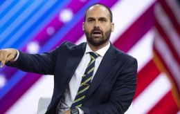 Justice Alexandre de Moraes said that Eduardo Bolsonaro himself admitted having moved to the US in 2025 to lobby the US administration for sanctions against the judges prosecuting his father