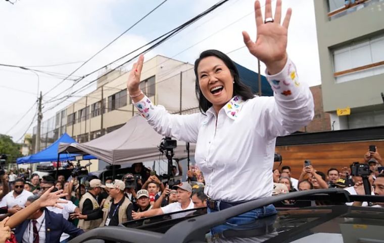 The overseas vote, already tallied, heavily favored Fujimori while within Peru the balance tilted toward S&aacute;nchez