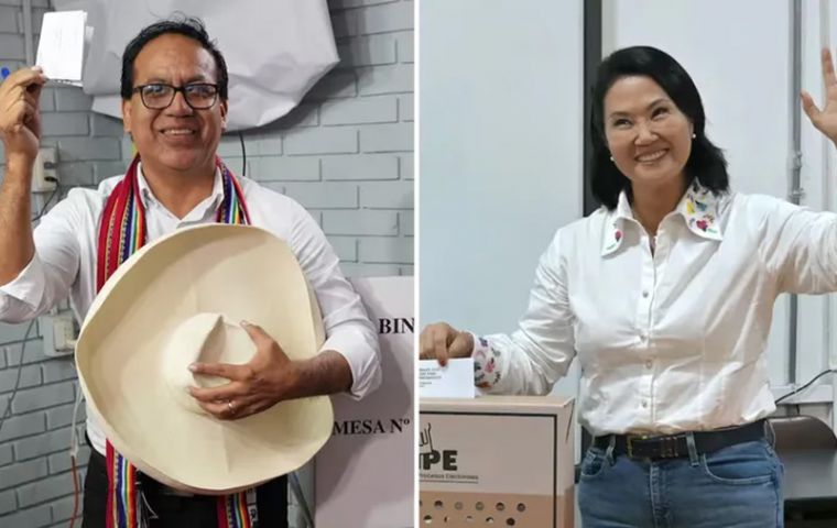 According to the National Office of Electoral Processes (ONPE), Fujimori obtains 50.12% of the vote against S&aacute;nchez's 49.88%