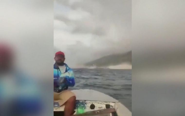 In the video the reaction of the fishermen and an unusual movement of the boats can be seen during the first seconds of the quake