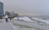 Hundreds of residents and tourists took to the streets to photograph the beaches, squares and parks turned white, and the images quickly went viral on social media