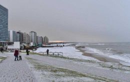 Hundreds of residents and tourists took to the streets to photograph the beaches, squares and parks turned white, and the images quickly went viral on social media