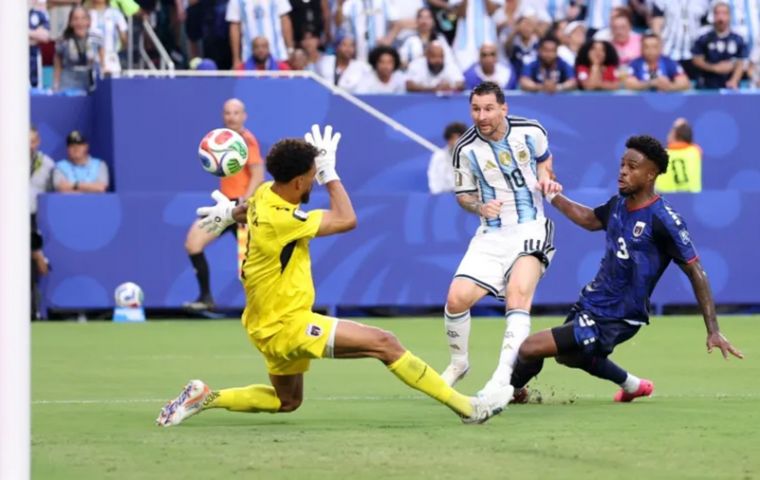 Lionel Messi put the world champions ahead in the 28th minute, controlling the ball with his left foot and firing a precise shot after an assist from Lisandro Mart&iacute;nez