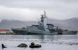According to the Austral Port Authority (Epaustral), the ship will be handled during its stay at the Arturo Prat pier by a local agency
