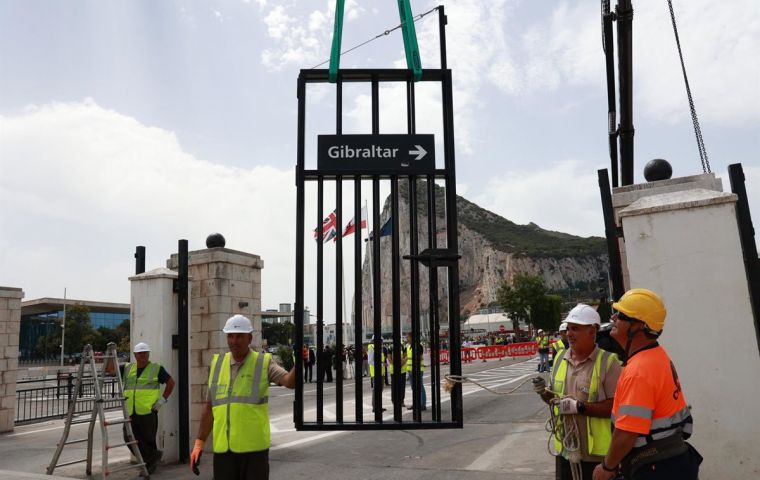 Beyond Gibraltar, the figures reflect a dense relationship: about 408,000 Britons reside in Spain and 427,000 Spaniards in the UK