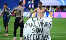 After the final whistle, Argentine players, among them Mart&iacute;nez, Lo Celso, and Otamendi, posed with a banner reading Las Malvinas son Argentinas (Falklands are Argentine)