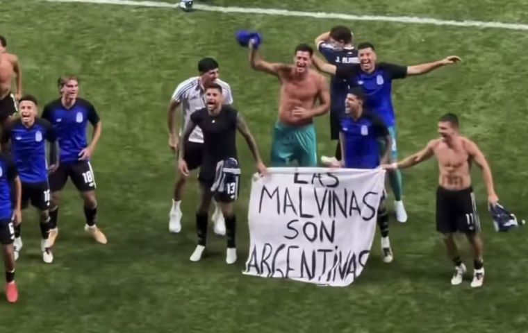 Members of the Argentine team held up a banner exclaiming &lsquo;Las Malvinas son Argentinas&rsquo; (&lsquo;The Falklands are Argentine&rsquo;). 