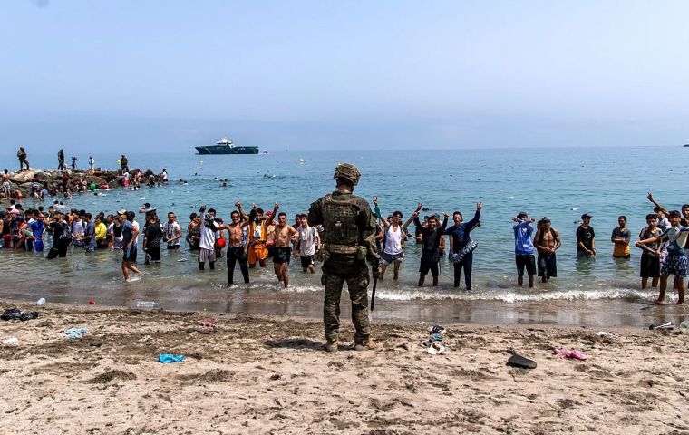 The posts circulate on WhatsApp, Facebook, Instagram and TikTok, and name the Moroccan town of Fnideq, next to the Tarajal border crossing, as a meeting point