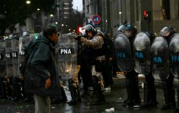 According to police sources, the Federal Police arrested three people and the Buenos Aires City Police another nine, all charged with assault and resisting authority