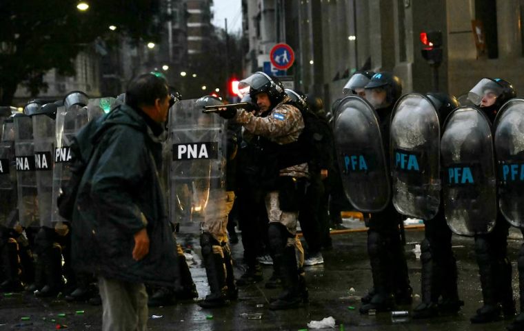 According to police sources, the Federal Police arrested three people and the Buenos Aires City Police another nine, all charged with assault and resisting authority