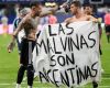 The coarse sheet smuggled into the pitch by some fan, and displayed by Argentines players following victory in the match with England